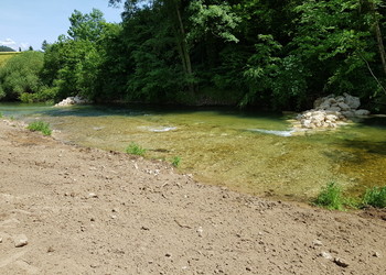 En travaux (mai 2022) – secteur amont, rive droite : réalisation des épis de blocs servant à la protection de la berge et à la diversification des écoulements