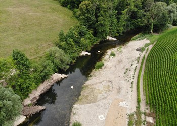 Etat réalisé (juillet 2022) – secteur amont :  élargissement en rive gauche (à droite sur la photo) et aménagements de stabilisation et diversification en rive droite 
