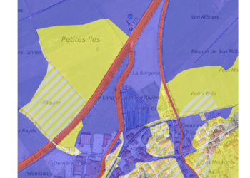 Carte de dangers des inondations des cours d’eau à Môtiers (rouge : danger élevé, bleu : danger moyen, jaune : danger faible, hachure : danger résiduel)