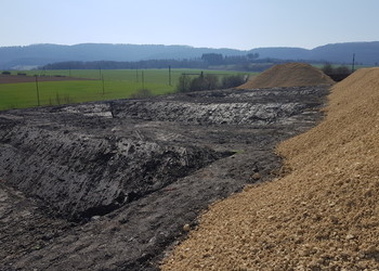 Travaux (mars 2022) - Préparation de la mise en place du substrat maigre (groise stockée sur le site) pour les mares