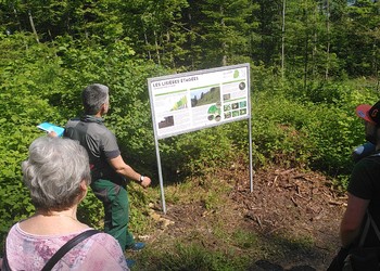 Présentation du panneau concernant les lisières étagées par le garde forestier lors de l’inauguration le 27 mai 2023.