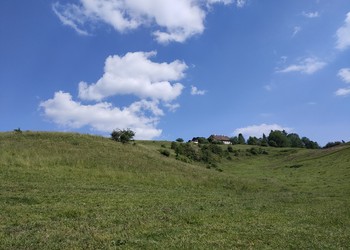 Paysage diversifié avec haies, bosquets et prairie sèche.
