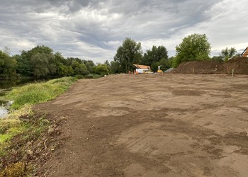 Travaux (septembre 2022) – Mise en forme du talus de berge selon un profil adouci avec des substrats sains