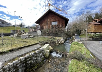 Etat initial (février 2022) – La Fenatte : une grosse érosion s’est formée en aval du seuil et des blocs en béton ont été disposé provisoirement pour maintenir les berges