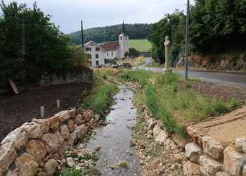 Etat réalisé (juin 2023) – La Fenatte : enrochements du pieds de berge et lits de plançons ont été réalisés 