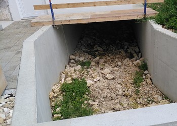 Etat réalisé (juillet 2023) - La Betteratte : les contraintes et la configuration des bâtiments nécessitait l’aménagement de deux murs. Un fond du lit plus profond et rugueux a été reconstitué avec un mélange de blocs et de galets de rivière 