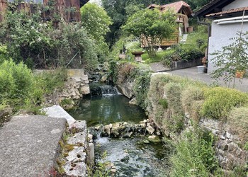 Etat initial (juin 2022) – La Fenatte : blocs en béton en rive droite disposées provisoirement pour maintenir les berges