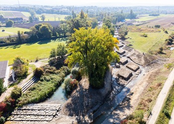 Travaux (octobre 2021) – Réalisation de la structure en losange puis mise en eau. ©Fabio Chironi