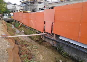 En travaux (septembre 2020) – A gauche rive droite et à droite rive gauche : mise en place des lits de plants et plançons