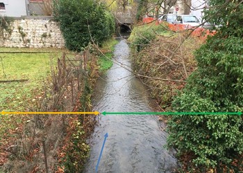 Etat initial (décembre 2018) – En vert, la berge droite et le lit (projet Biotec et Afry), en jaune la berge et rive gauche traitée par le porteur du projet immobilier du « Ticle – Théâtre du Jura », en bleu le sens d’écoulement du Ticle.