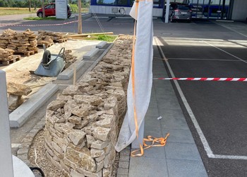 Travaux (juin 2023) – Construction de murs de pierres sèches (©db Forêt et jardin Sárl)