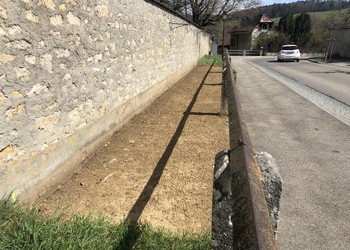 Travaux (avril 2021) – Préparation de la terre en place et des substrats sur les planches d’essais de végétalisation au sud du jardin botanique
