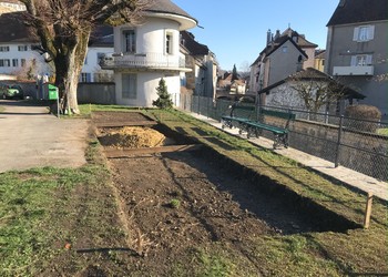 Travaux (mars 2021) – Préparation de la terre en place et des substrats sur les planches d’essais de végétalisation à la Petite Promenade