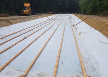 Travaux (juin 2022) – Pose du système de drainage (tuyaux fendus)