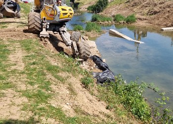 Travaux (juin 2023) – Aménagements réalisés au moyen d’un engin spécifique (pelle araignée) et mise en place des blocs depuis la berge.