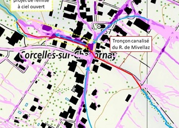 Carte de l’aléa ruissellement (zones potentiellement touchées par des événements rares d’inondations par ruissellement – plus la couleur rose est foncée, plus la hauteur d’eau est importante). Tracés principaux indiqués par les flèches bleues.