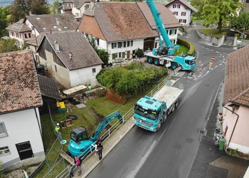 Travaux (octobre 2020) – Evacuation des deux anciennes fontaines de la Place des Hirondelles afin de si possible les rénover et les réutiliser.