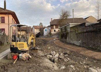 Travaux (février 2021) – Confection de sac coco avec des ramilles mortes et aménagement du nouveau lit du ruisseau (avant mise en eau).