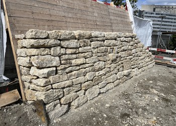Etat initial (avril 2024) – Secteur Etoile : Réalisation d’un prototype du mur en pierres sèches afin de régler les détails de pose des pierres et d’intégration des cavités et nichoirs