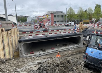 Travaux (avril 2024) – Secteur Etoile : Déplacement des conduites souterraines existantes pour permettre la mise en place de cet ouvrage qui permettra à l’eau de couler sous la route des Acacias