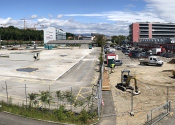 Etat initial (juin 2021) – Secteur Boissonnas : Zone industrielle avec quasiment uniquement des surfaces imperméables et sans végétation générant de grands ilots de chaleur 