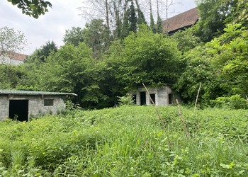 Etat initial (mai 2023) – Les mesures de valorisation prévoient la démolition des bâtiments d’une ancienne pisciculture et la revitalisation de la zone humide adjacente. Cette mesure a été jugée de haute priorité et devrait voir le jour en 2025.