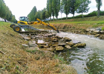 Travaux (septembre 2024) – Echancrure des seuils, travaux réalisés avec une pelle araignée pour réduire l’impact sur le lit du cours d’eau.