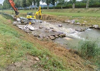 Travaux (septembre 2024) – Mise en place de blocs sur l’échancrure afin de stabiliser l’ouverture et d’empêcher une déstabilisation du seuil.