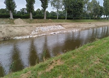 Travaux (septembre 2024) – Terrassement du replat inondable en rive gauche et mise en place d’une stabilisation en blocs au début du terrassement