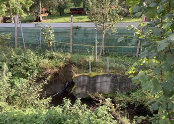 Etat initial (octobre 2021) – Construction non conforme dans l’espace réservé aux eaux.