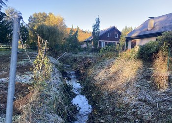 Etat initial (novembre 2023) – Après débroussaillage/abattage. Le cours d’eau est « oublié » à l’arrière des jardins.