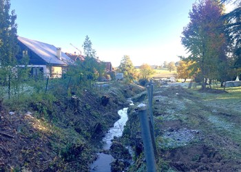 Etat initial (novembre 2023) – Après débroussaillage/abattage. Le cours d’eau est « oublié » à l’arrière des jardins.