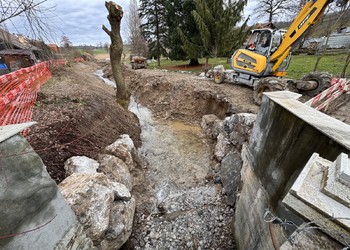 Travaux (février 2024) – Intégrations des seuils existants dans des rampes rugueuses en blocs et graviers et terrassement pour élargir le gabarit hydraulique.