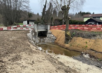 Travaux (mars 2024) – Intégrations des seuils existants dans des rampes rugueuses en blocs et graviers et stabilisation des secteurs contraints avec du géotextiles biodégradables.