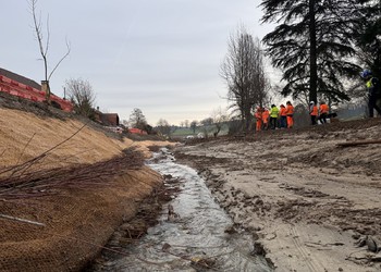 Travaux (mars 2024) – Stabilisation des secteurs contraints avec des méthodes de génie biologique (ici lits de plants et plançons) et élargissement du gabarit dans l’espace réservé aux eaux.