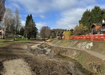 Travaux (mars 2024) – La place redonnée au cours d’eau permet de créer un interface terre-eau diversifié et plus proche des modèles naturels, ici des terrasses inondables et érodables.