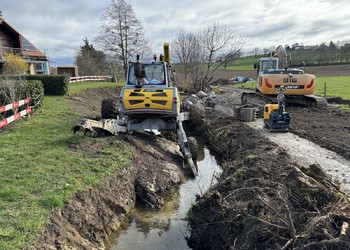 Travaux (mars 2024) – L’utilisation d’une pelle araignée est la meilleure solution pour ce type de travaux.