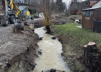 Travaux (décembre 2023) – Les nombreuses précipitations font monter le niveau du ruisseau obligeant des interruptions de chantier à plusieurs reprises.