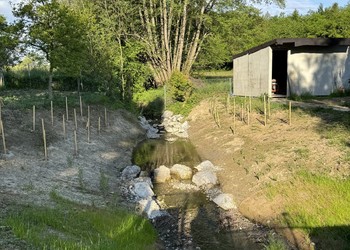 Etat réalisé (mai 2024) – Les plantations de ligneux ont été réalisées en fin d’hiver et les semis des berges et des rives au début du printemps.
