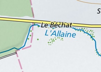 Entre Alle et Miécourt, l’Allaine s’écoule localement très proche de la route cantonale
