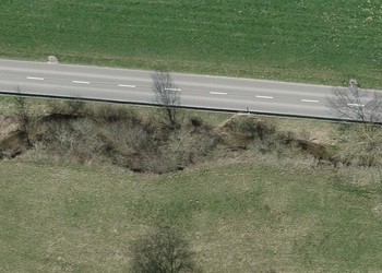 L’érosion ayant atteint la route cantonale est visible sur cette photo aérienne.