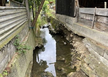 Etat initial (juin 2022) – La Pran : le cours d’eau se trouve entre deux murs et le gabarit est insuffisant