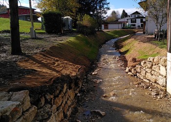 Etat réalisé (novembre 2023) – La Pran : le lit du cours d’eau a été élargi, ses berges adoucies et le fond du lit a été recréé avec un mélange de blocs et de graviers de rivière