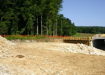 Travaux (mai 2007) – Construction du passage à faune supérieur du Bos d’Estai, bien avant la construction de l’autoroute.