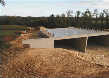 Travaux (2007) – Construction du passage à faune supérieur du Bos d’Estai, bien avant la construction de l’autoroute.