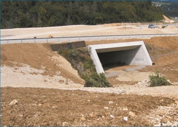 Travaux (mai 2007) – Construction du passage à faune inférieur des Essapeux, bien avant la construction de l’autoroute.