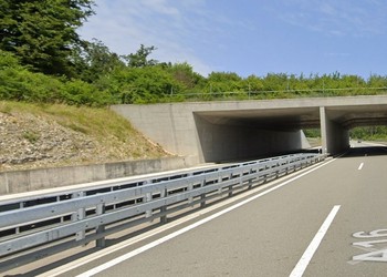 Etat réalisé (juin 2023) – 14 ans après travaux et 9 ans après l’ouverture de l’A16, le passage à faune supérieur du Bos d’Estai. ©Google Street View