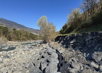 Travaux (mars 2025) – fin des travaux de génie civil, à la suite du réaménagement des blocs du pied de berge jusqu’à la cote de protection définie