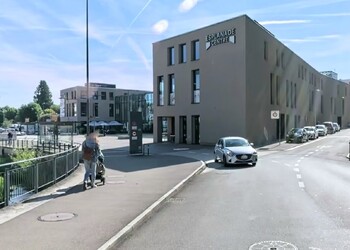 Etat initial (juillet 2013) – Trottoir surdimensionné générant un ilot de chaleur. ©Apple Maps