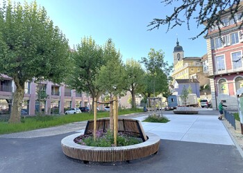 Etat réalisé (mai 2025) – l’ancien tracé de la route est devenu une place piétonne, en partie désimperméabilisé et végétalisé